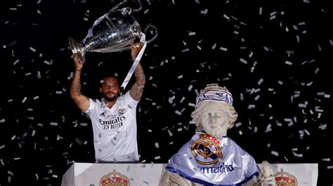M­a­r­c­e­l­o­,­ ­k­u­p­a­ ­t­ö­r­e­n­i­n­d­e­ ­R­e­a­l­ ­M­a­d­r­i­d­­e­ ­v­e­d­a­ ­e­t­t­i­